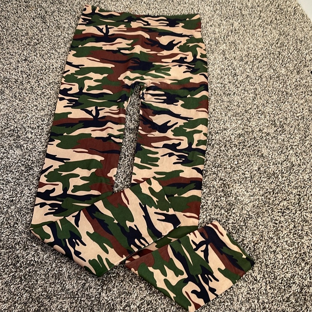 Womens juniors camo leggings (no size tag but looks small or XS)